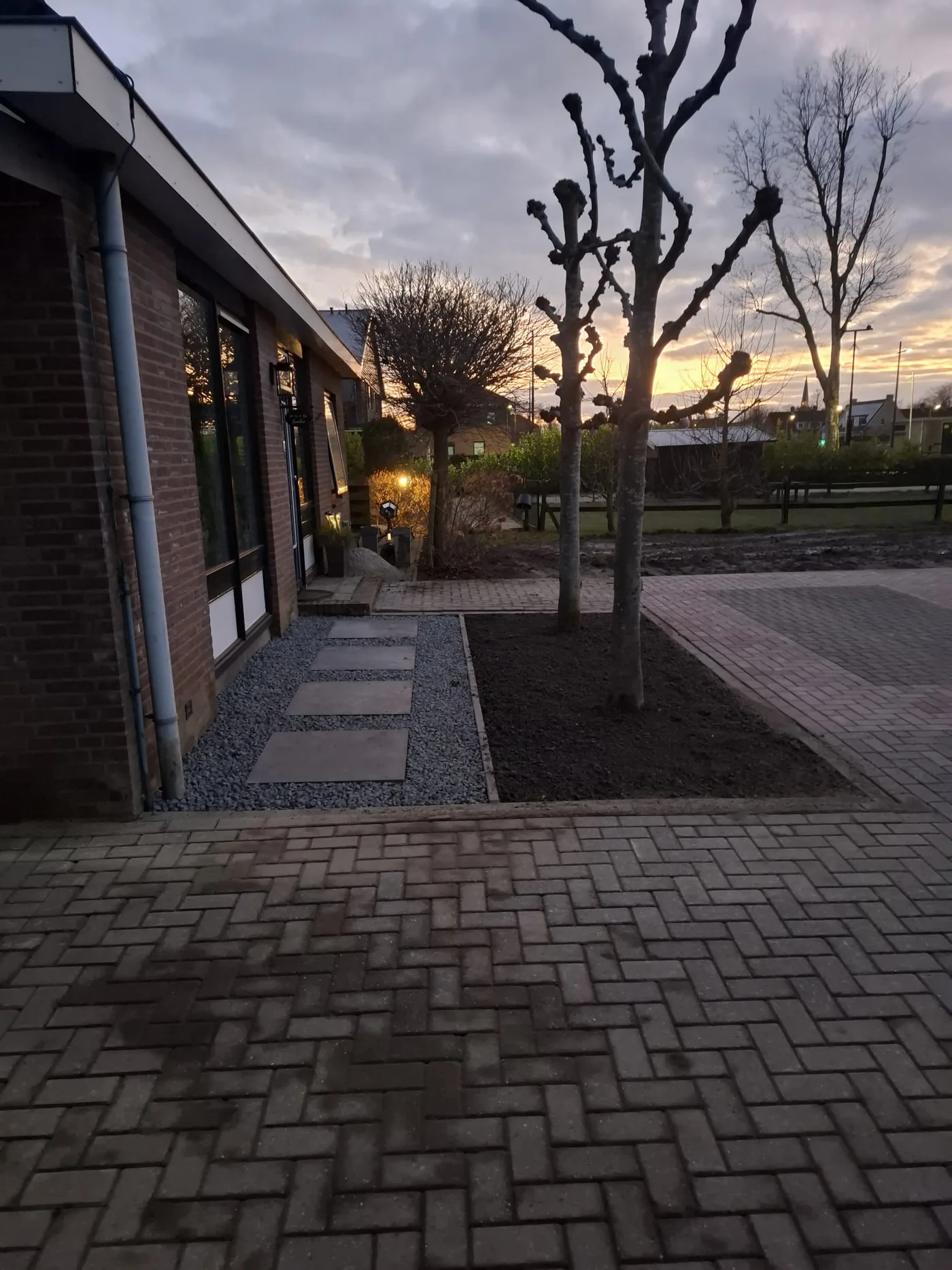 Straatwerk Lexmond in Lexmond, het eindresultaat door Slob Tuinen